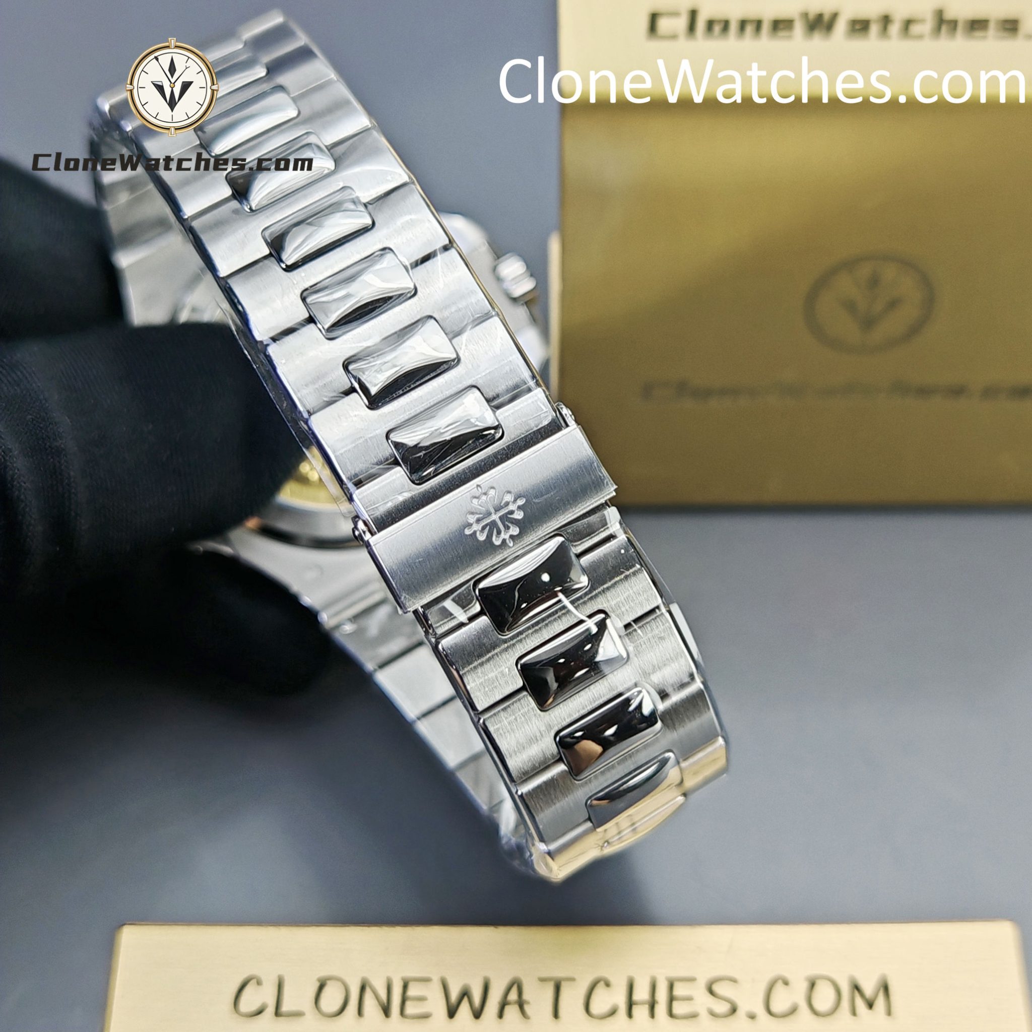 Patek Philippe Super Clone Watches 1:1 Nautilus 5713 Blue Dial Diamond - Image 7