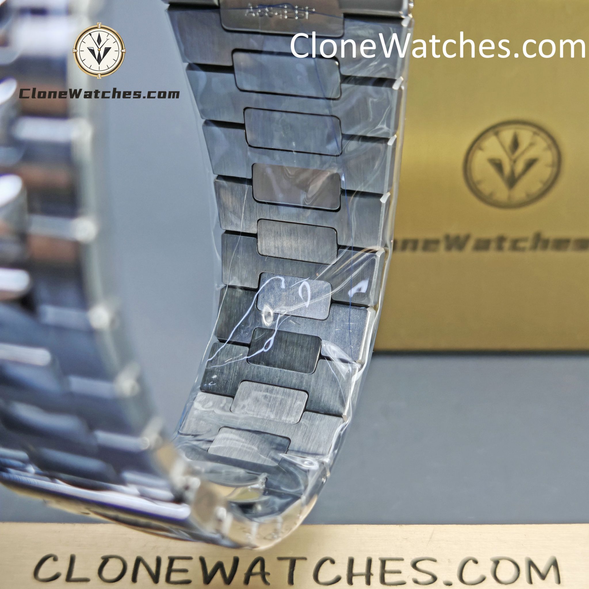 Patek Philippe Super Clone Watches 1:1 Nautilus 5713 Blue Dial Diamond - Image 10